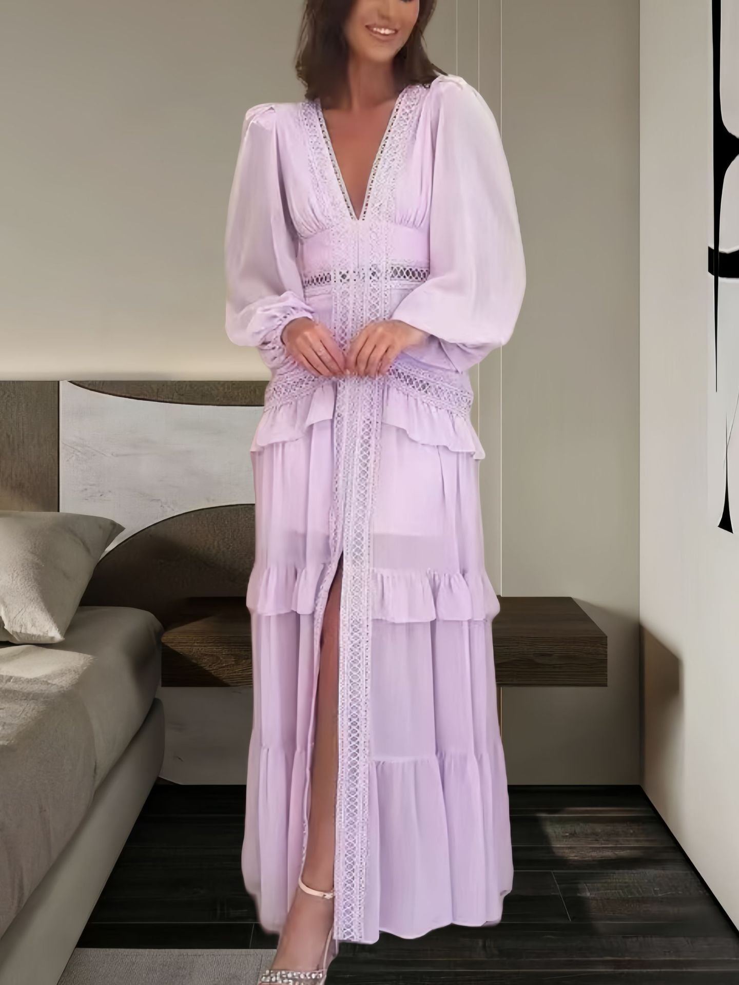 V-Ausschnitt Kleid mit Rüschensaum & Seitenschlitz