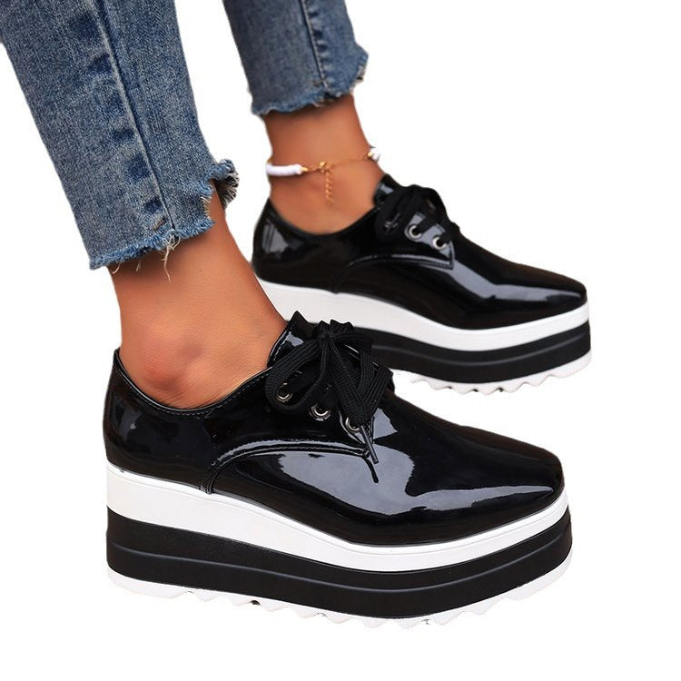 Plateau-Wedge-Heels aus Lackleder