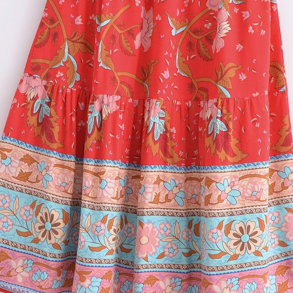 Ethno-Kleid aus Baumwollseide mit V-Ausschnitt