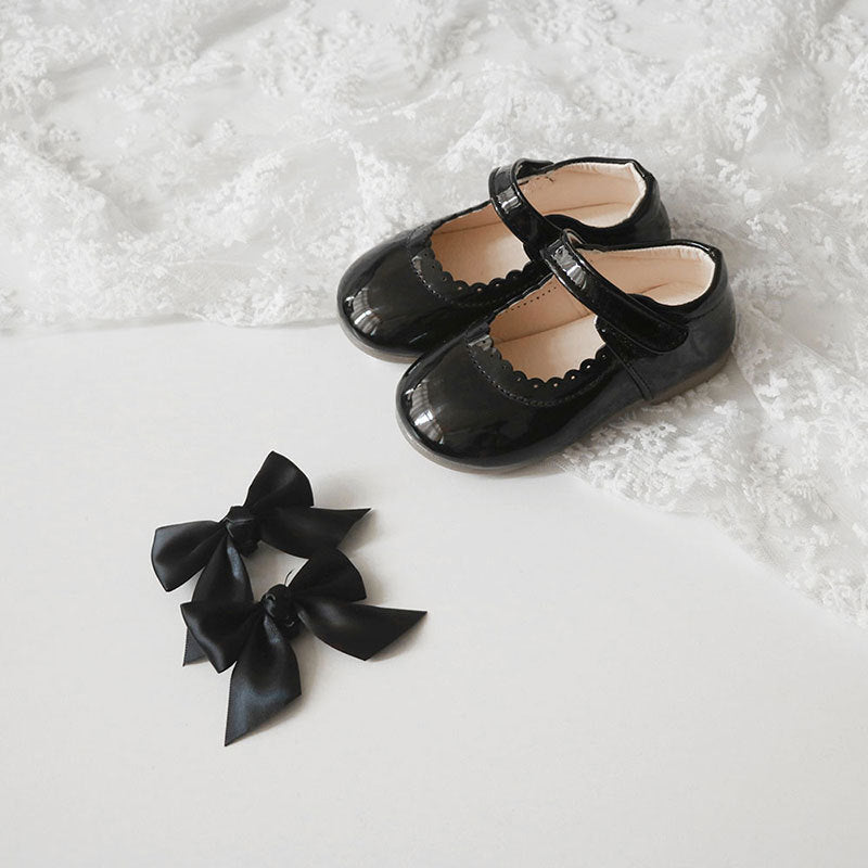 Weisse Mädchen Schuhe mit Schleife