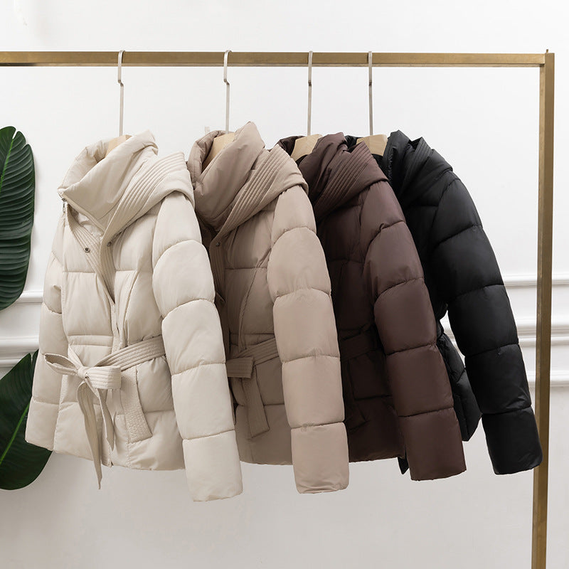 Kurze wattierte Jacke mit Gürtel und Kapuze – Bild 2 | LuxeStyle