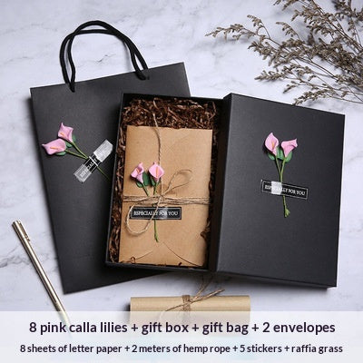 Geschenkbox im Retro-Stil mit Rosen oder Calla