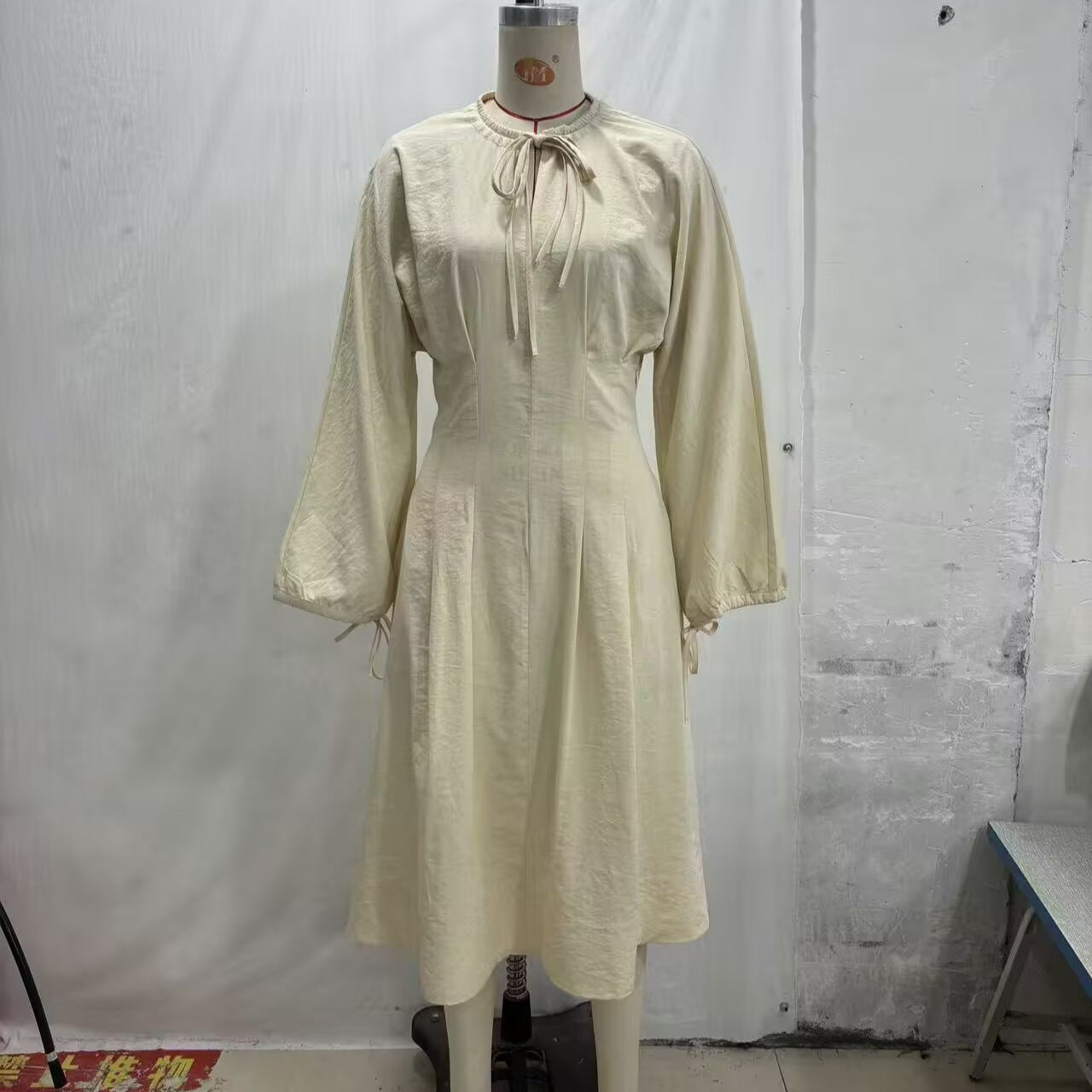 Damen Plisseekleid mit Rundhals und langen Ärmeln
