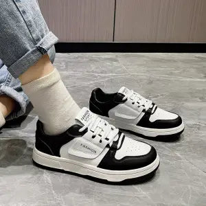 Schulstil weisse Sneaker mit flachem Schuh | LuxeStyle