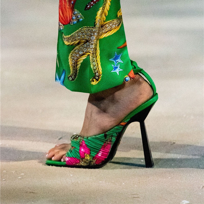 Sandalen aus Schafsleder mit Schnalle – Bild 2 | LuxeStyle