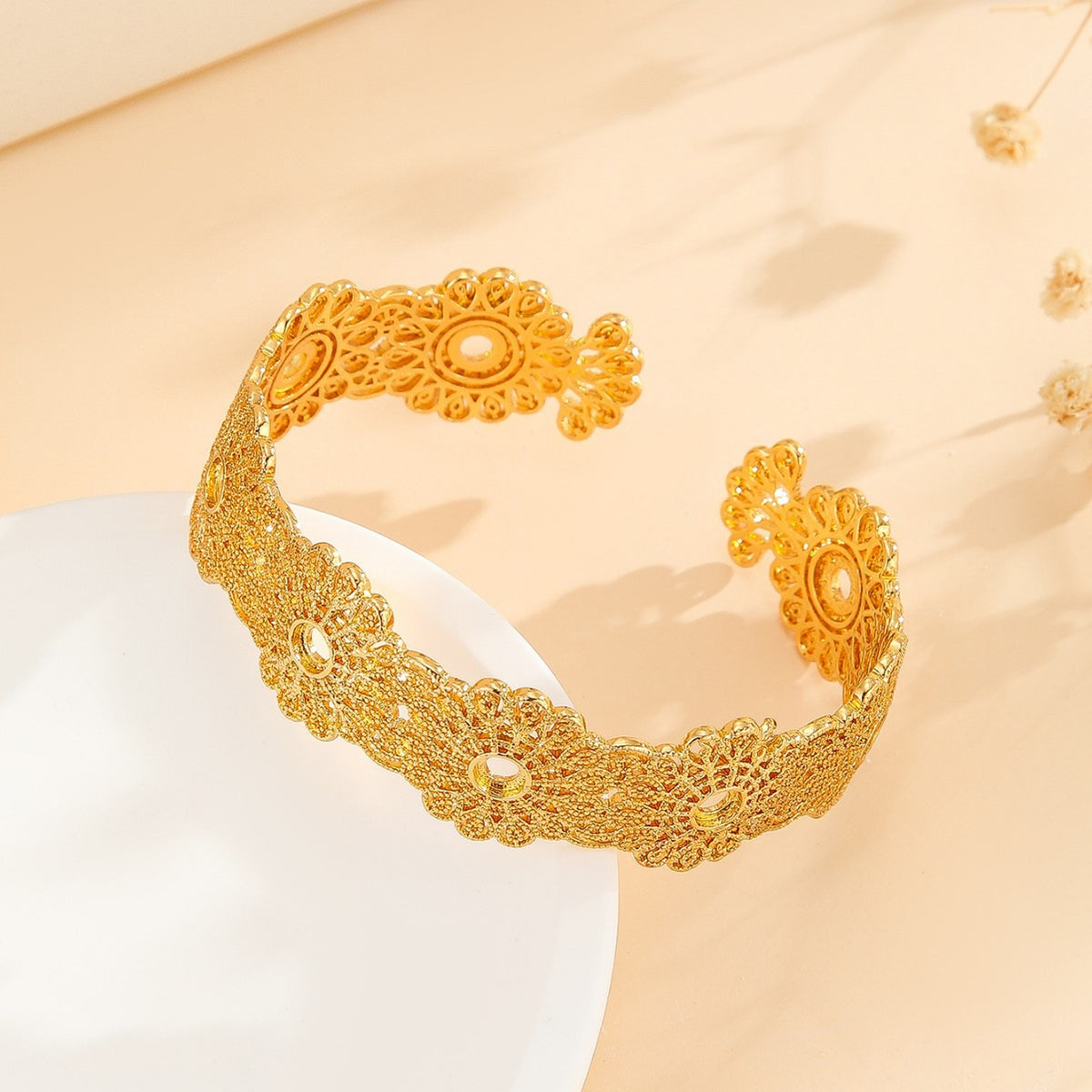 Goldener Blumenarmreif – Bild 3 | LuxeStyle