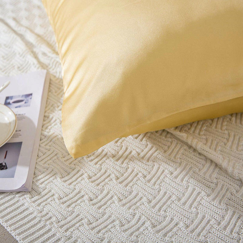 Seiden-Kissenbezug mit Reissverschluss – Bild 3 | LuxeStyle