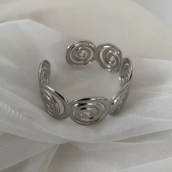 Anpassbares offenes Armband mit linearem Design