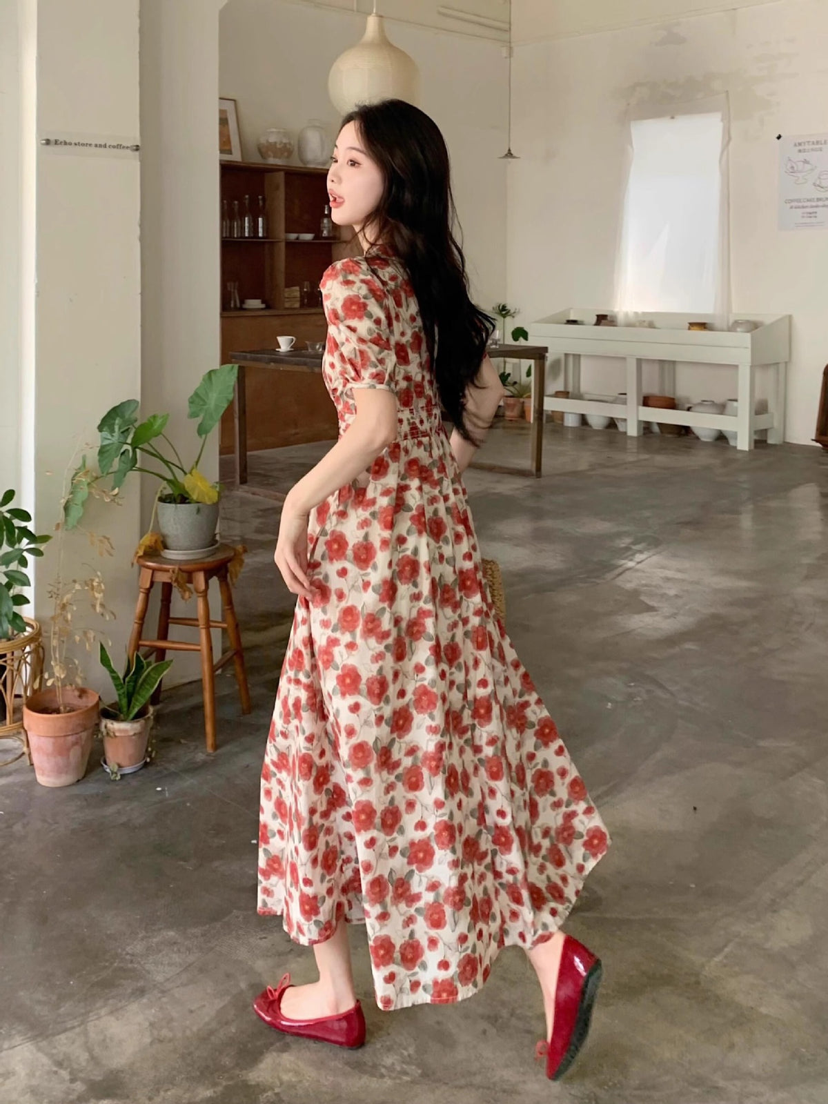 Vintage Blumenkleid mit V-Ausschnitt | LuxeStyle
