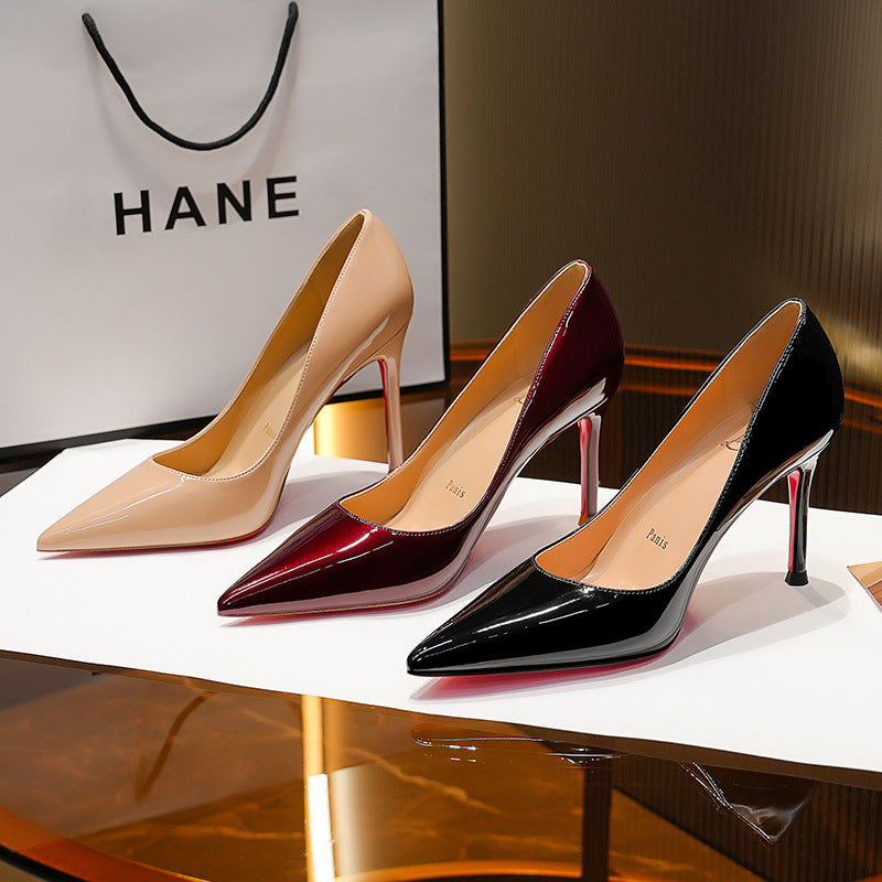 Stiletto-Pumps mit spitzen Zehen – hochhackig