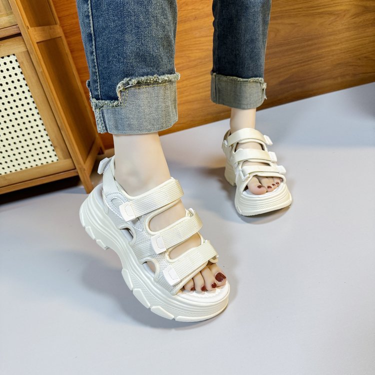 Plateau-Sandalen mit Klettverschluss – Bild 2 | LuxeStyle