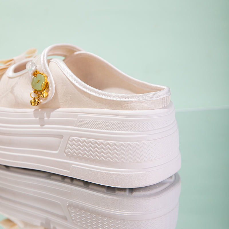 Bestickte Plateau-Mules im Vintage-Stil