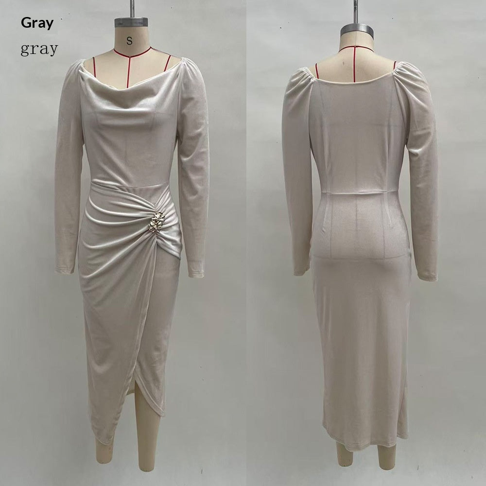 Samtkleid mit langen Ärmeln und Schlitz