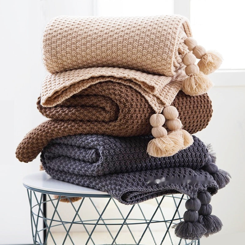 Nordische Strickdecke mit Pompons