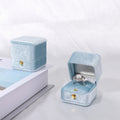 Samt-Ringbox mit versteckten Knöpfen – Bild 1 | LuxeStyle