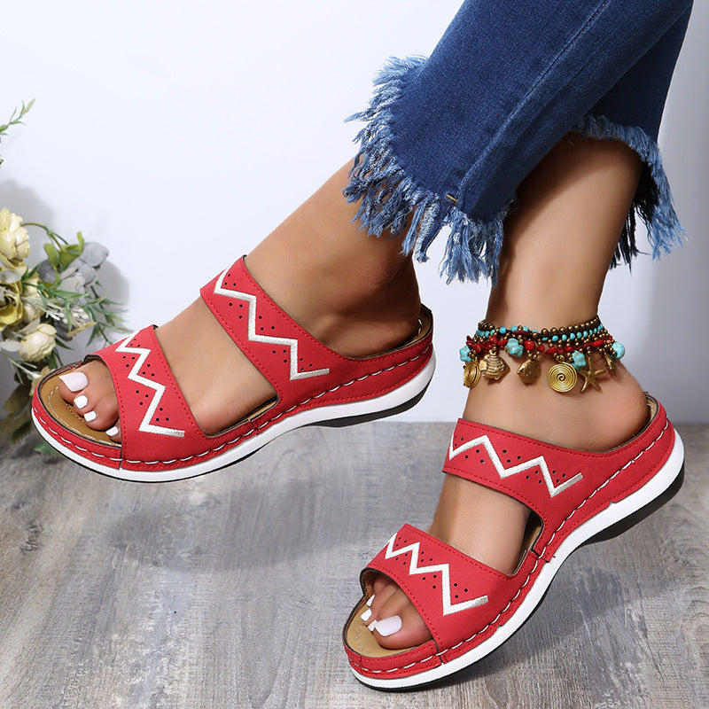 Sandalen mit Stickerei und Keilabsatz | LuxeStyle