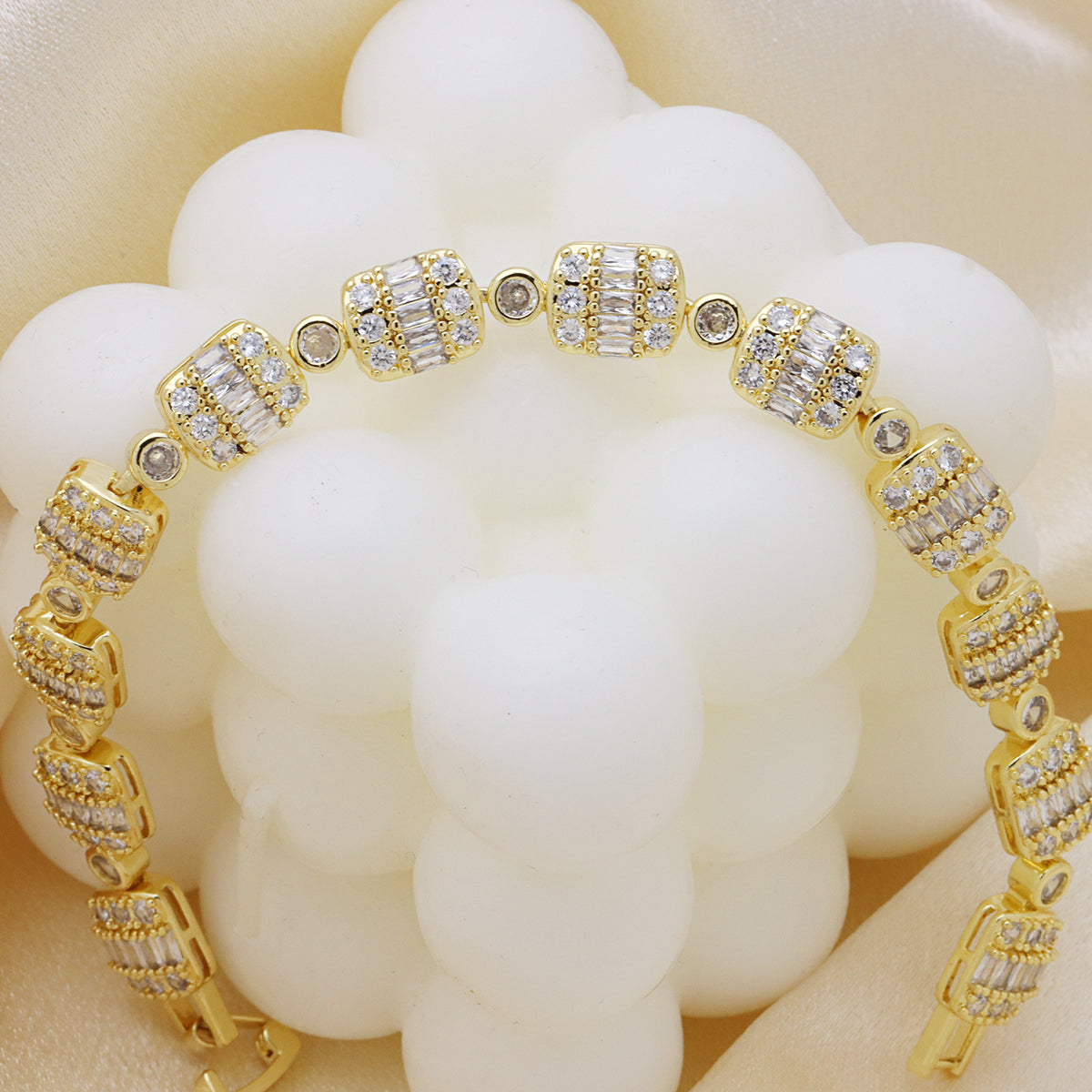 Vergoldeter Kupfer-Armreif mit Zirkonia – Bild 12 | LuxeStyle