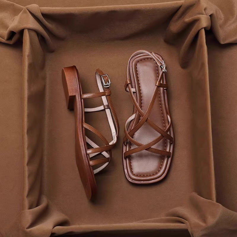 Sandalen im Retro-Stil mit überkreuzten Riemen