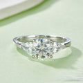 Moissanit-Verlobungsring 2 Karat, 3 Steine, Silber – Bild 2 | LuxeStyle