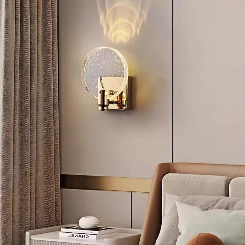 Goldene Wandlichtleiste TV‑Raum – Bild 9 | LuxeStyle
