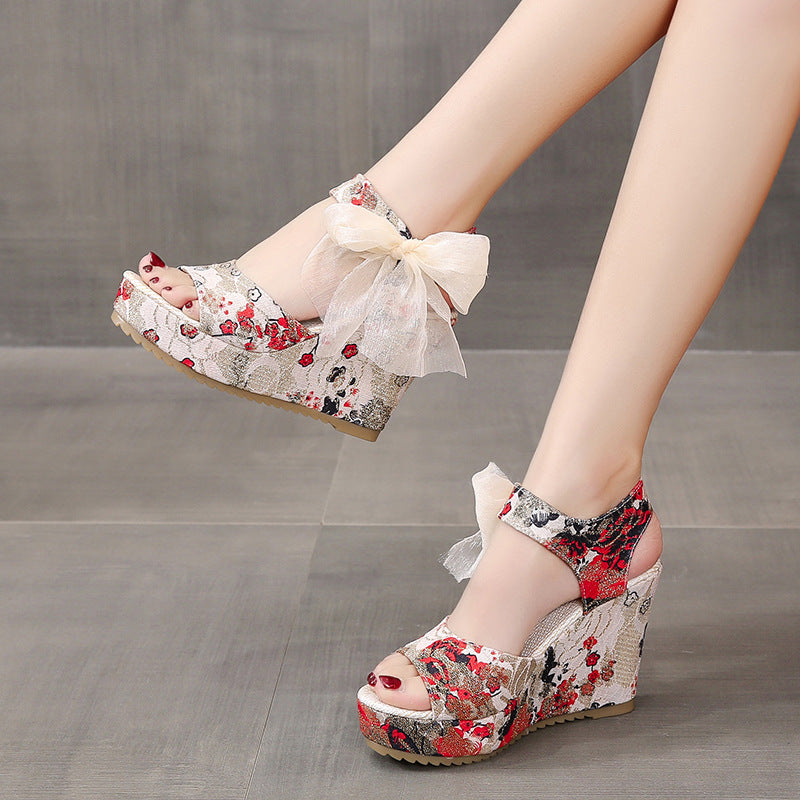 Bedruckte Sandalen mit Schnürung