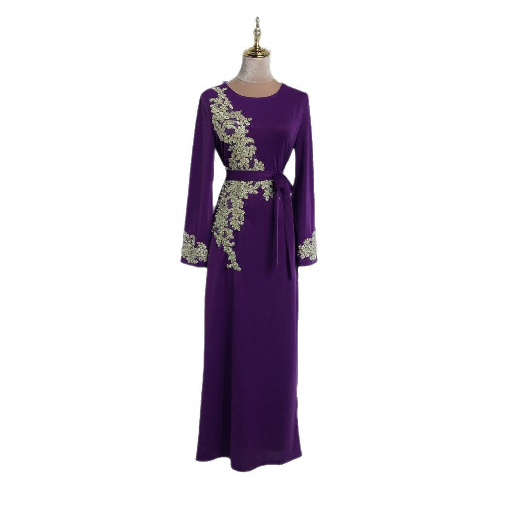 Elegantes Abendkleid mit Stickereien