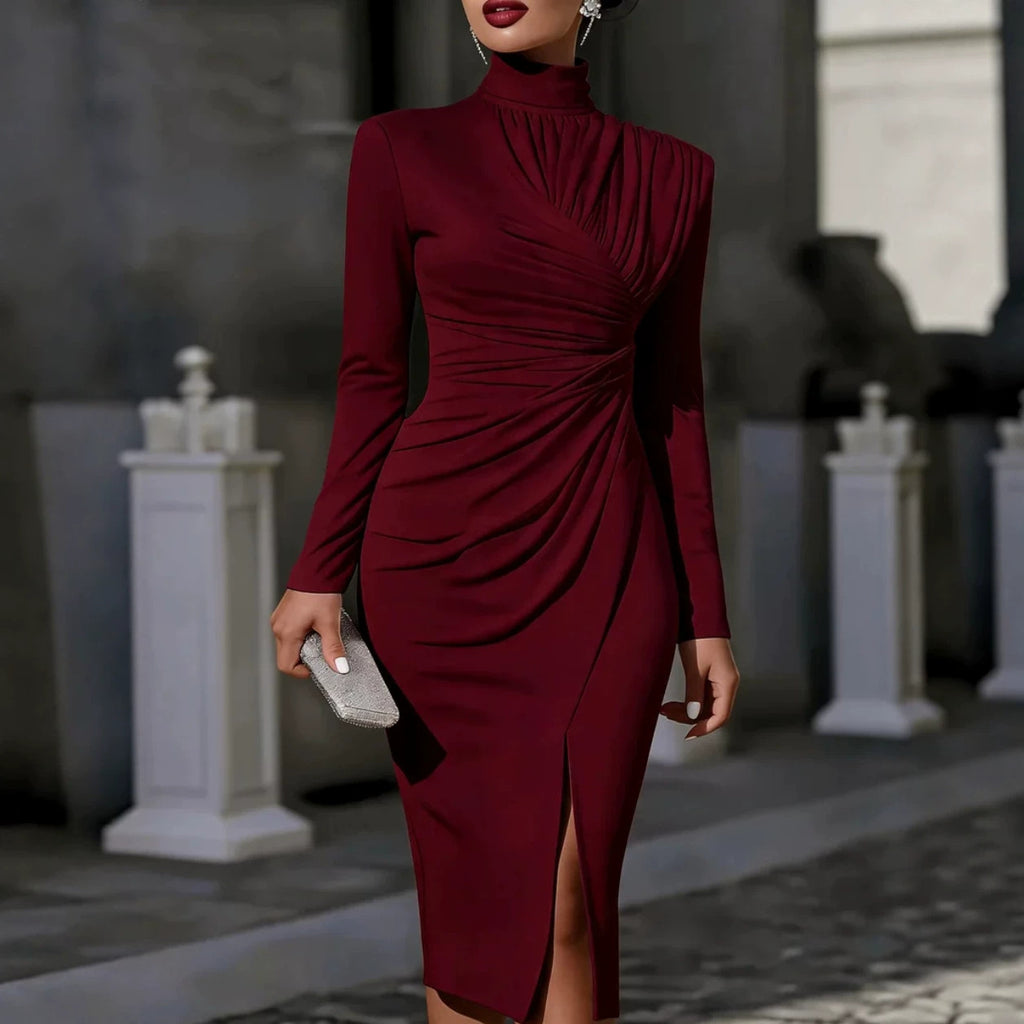 Enganliegendes Turtleneck-Kleid mit Falten