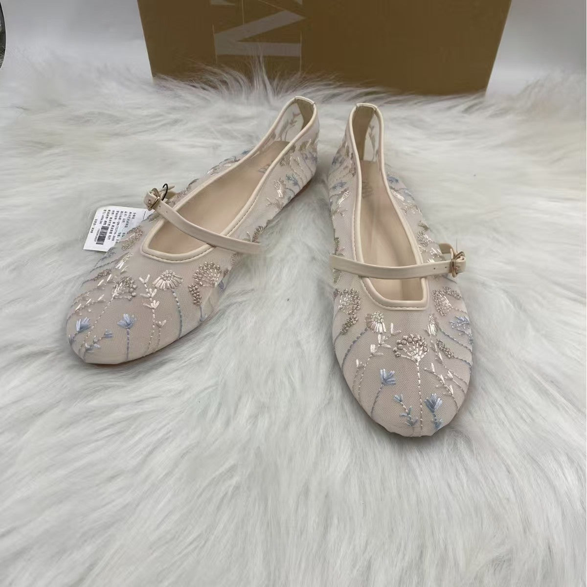 Flache, bestickte Ballerinas