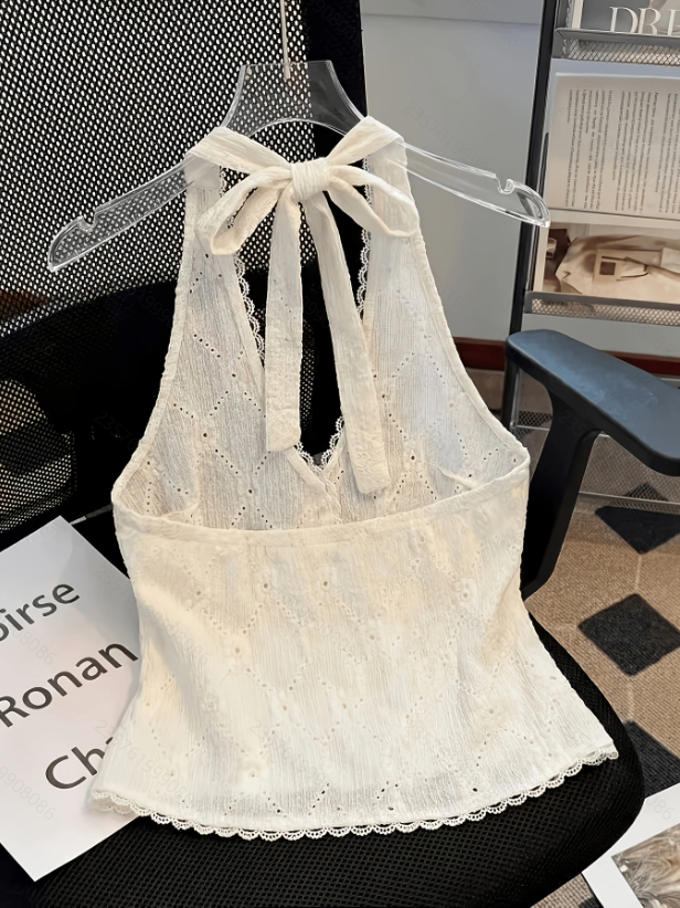 Elegantes Neckholder-Top mit Perlenknöpfen