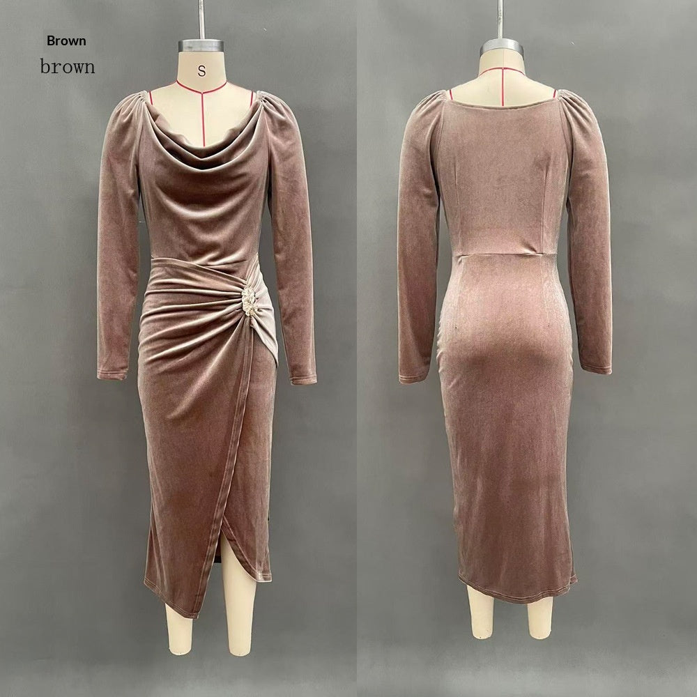 Samtkleid mit langen Ärmeln und Schlitz