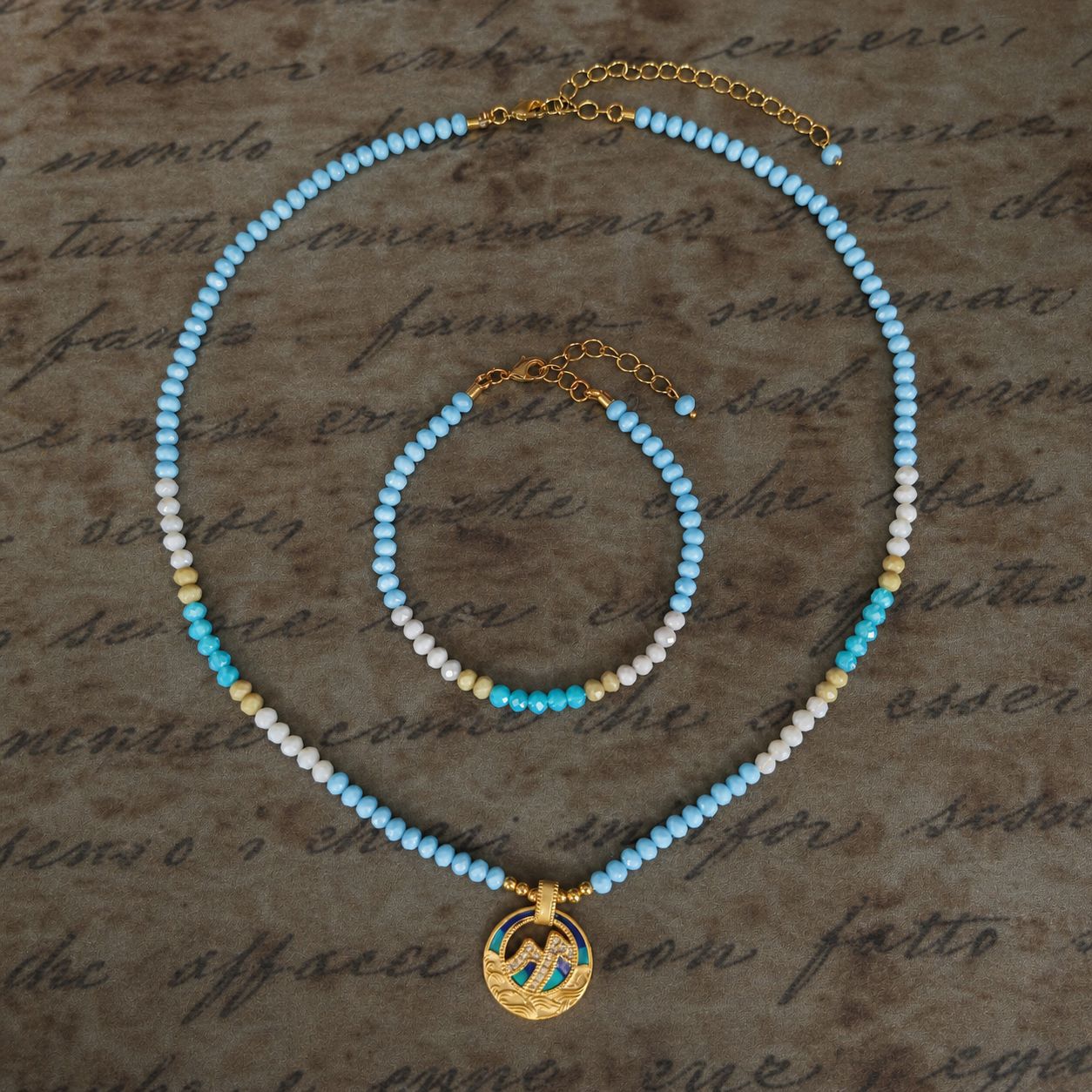 Blaue Perlenkette