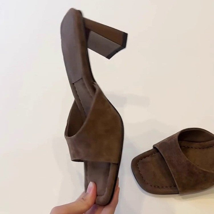 Elegante Nubuk-Sandalen mit Blockabsatz