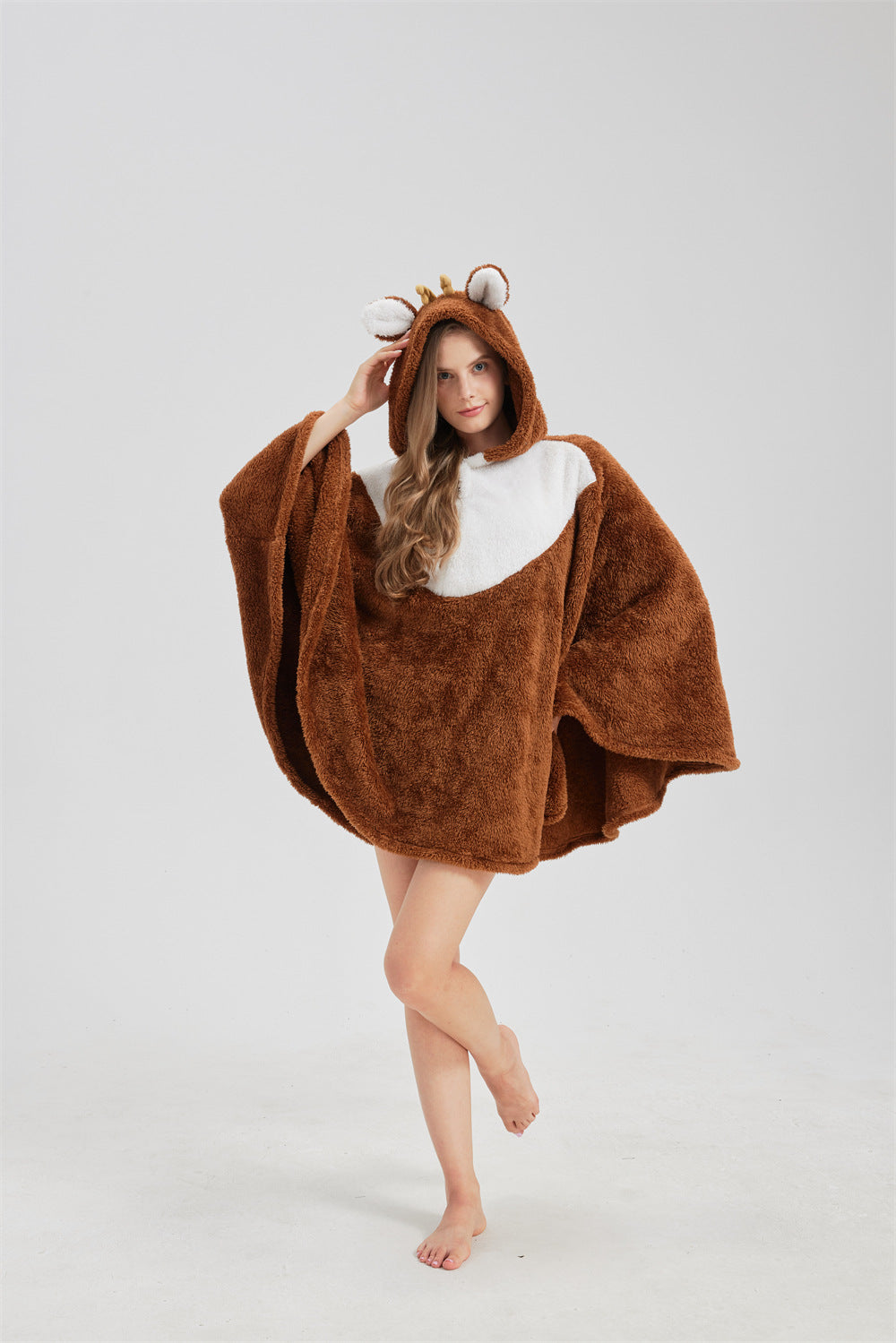 Kuscheliger Kapuzen-Poncho im Tier-Look