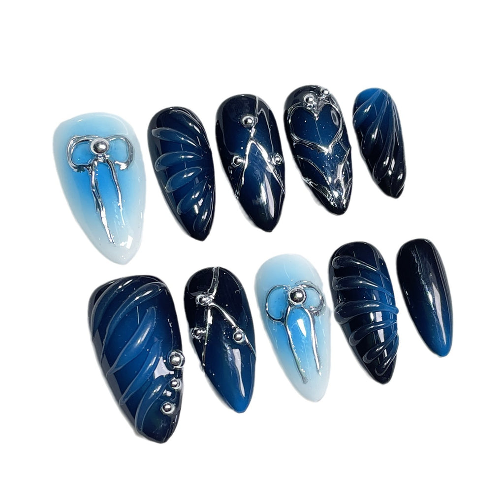 Handbemalte Nägel: Herz & Schleife in Blau