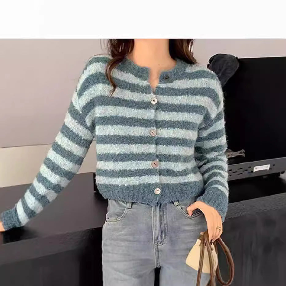 Kurzer Strick-Cardigan im Retro-Stil