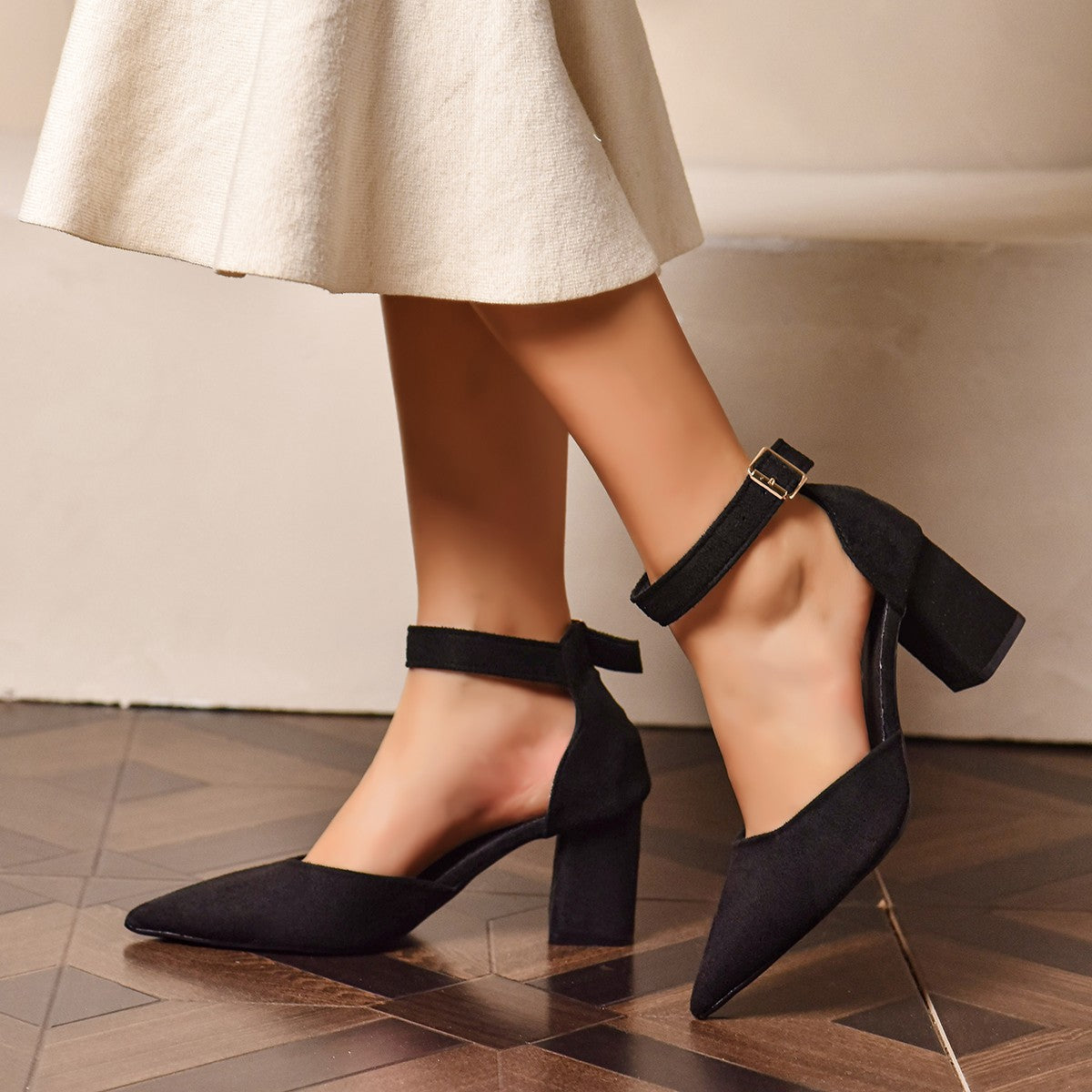Spitze Sandalette mit Riemchen und Blockabsatz
