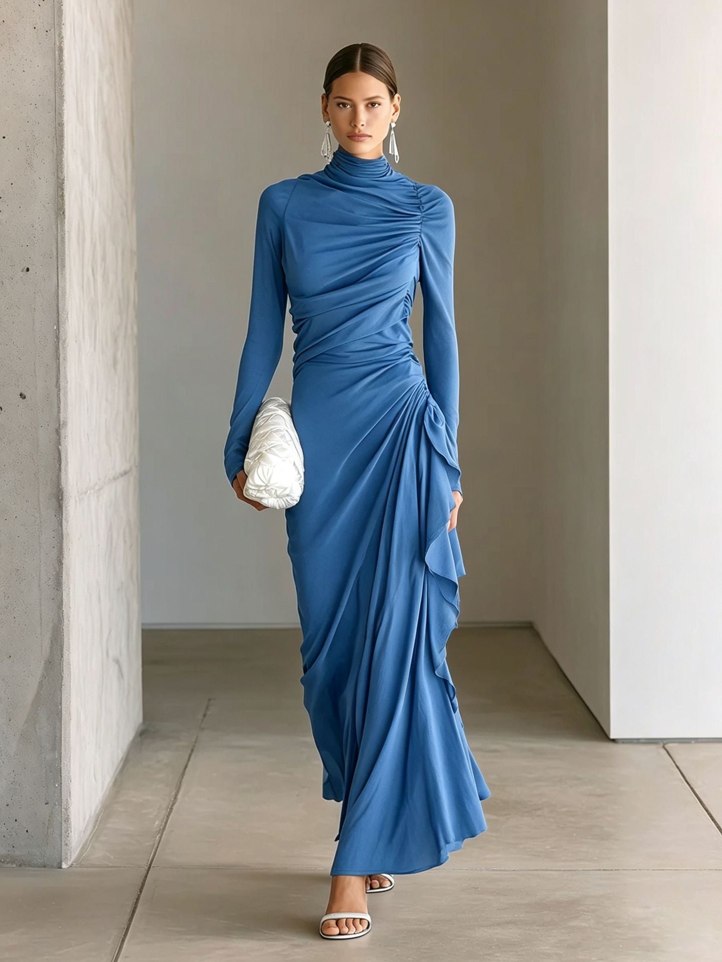 Elegantes, hochgeschlossenes Plissee-Kleid