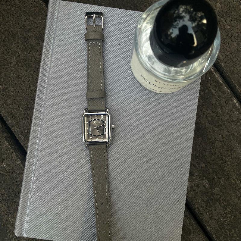Retro-Armbanduhr aus feinem Stahl und Leder