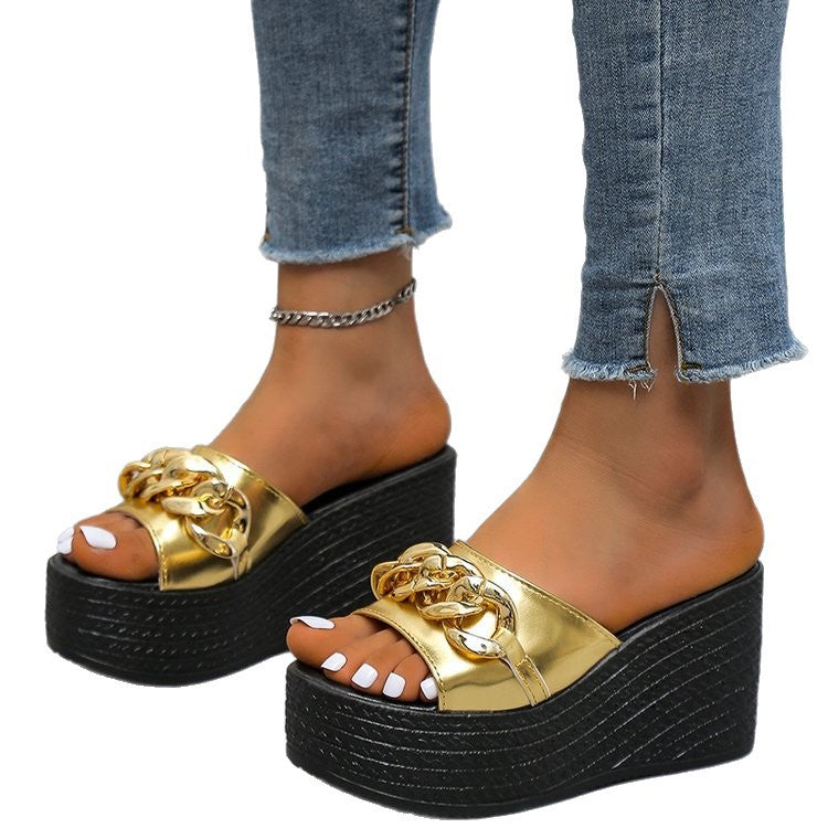 Keilabsatz-Sandalen mit Kette – Bild 2 | LuxeStyle