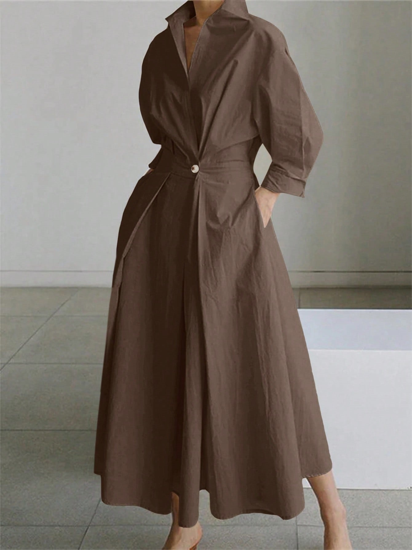 Elegantes, langes Hemdblusenkleid mit ausgestelltem Saum