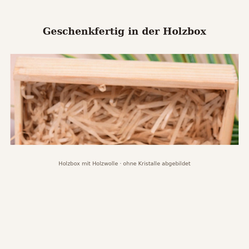Holzbox mit Holzwolle