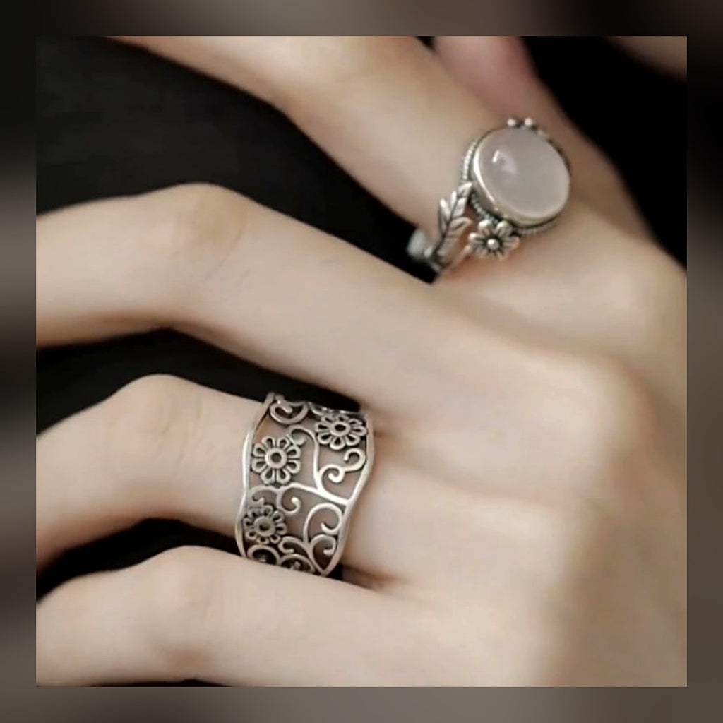 LuxeStyle-Edit · Mondstein-Blütenring «Fleur» – zarter Statement-Ring