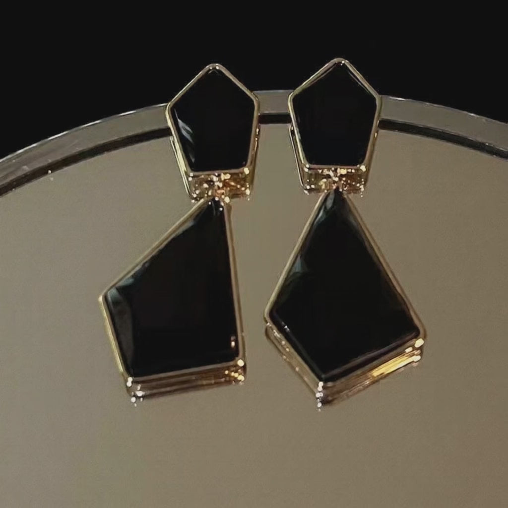 Statement-Ohrringe Onyx geometrisch in Bewegung