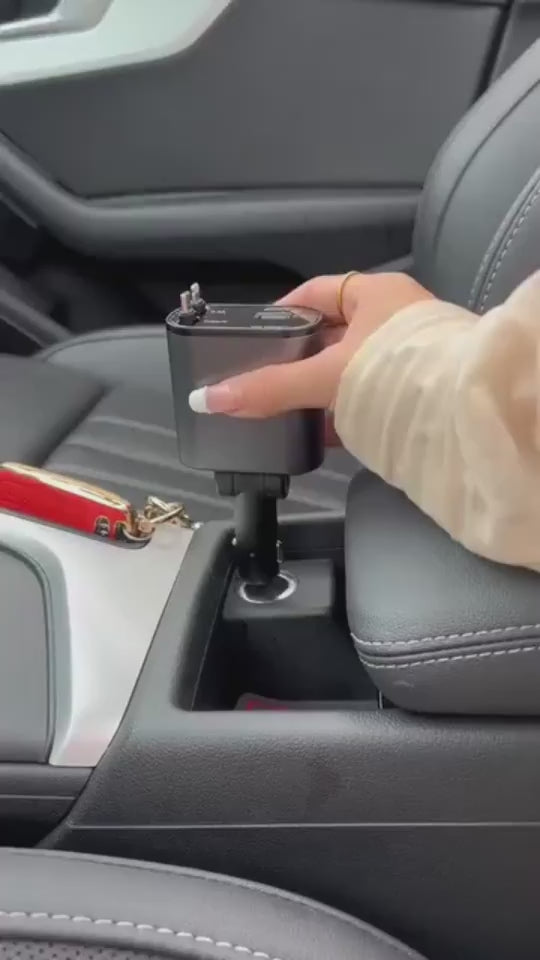4-in-1 Auto-Ladegerät mit ausziehbaren Kabeln