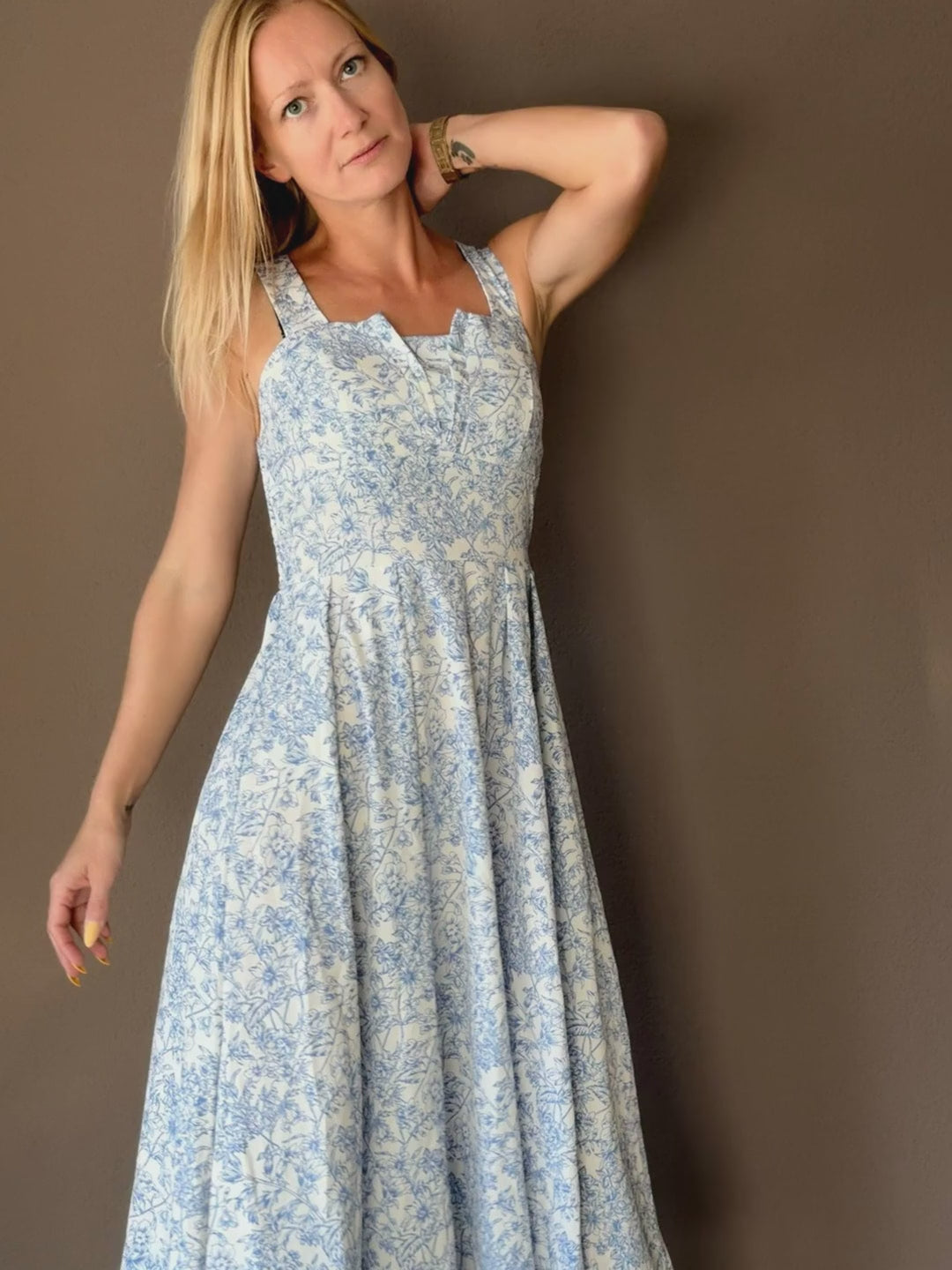 Tati trägt das Midikleid mit Blumenprint — Video