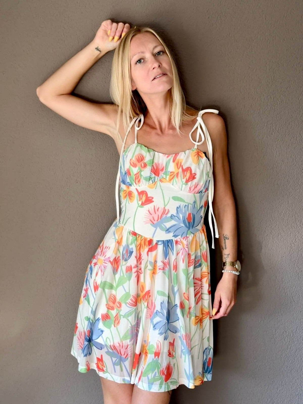 Tati trägt das Blumenkleid mit Schnürung