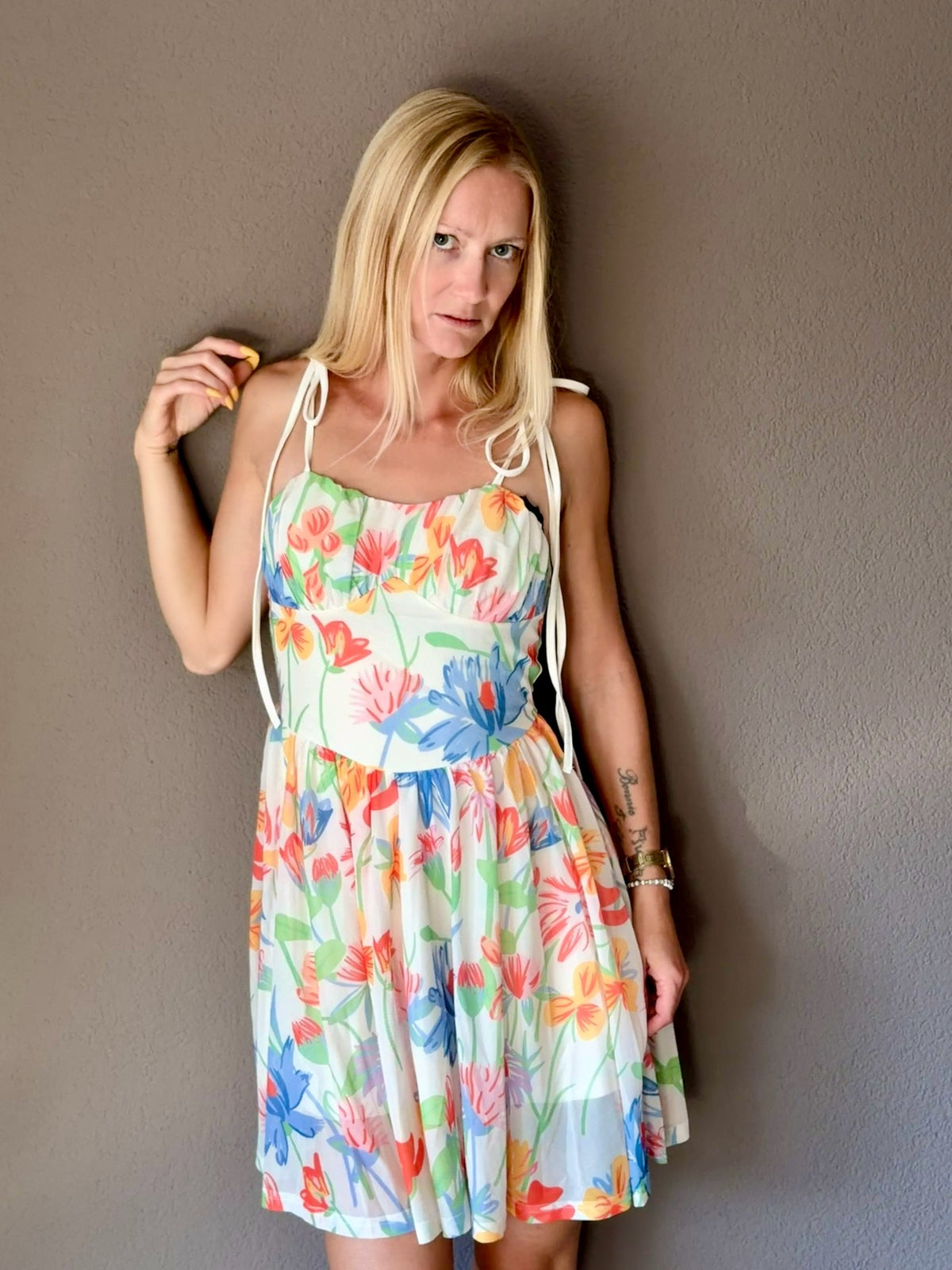 Tati trägt das Blumenkleid mit Schnürung