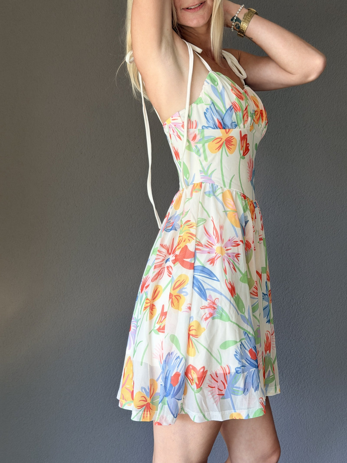 Tati trägt das Blumenkleid mit Schnürung