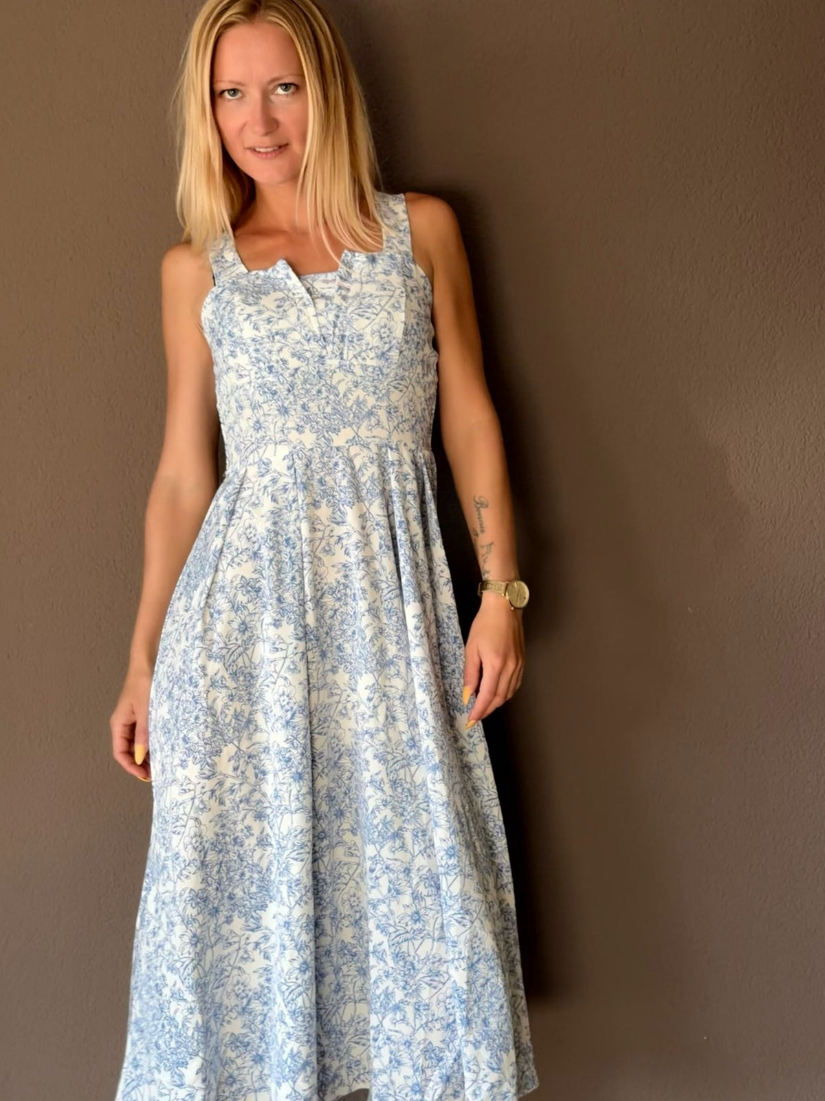 Tati trägt das Midikleid mit Zopfmuster und Blumenprint
