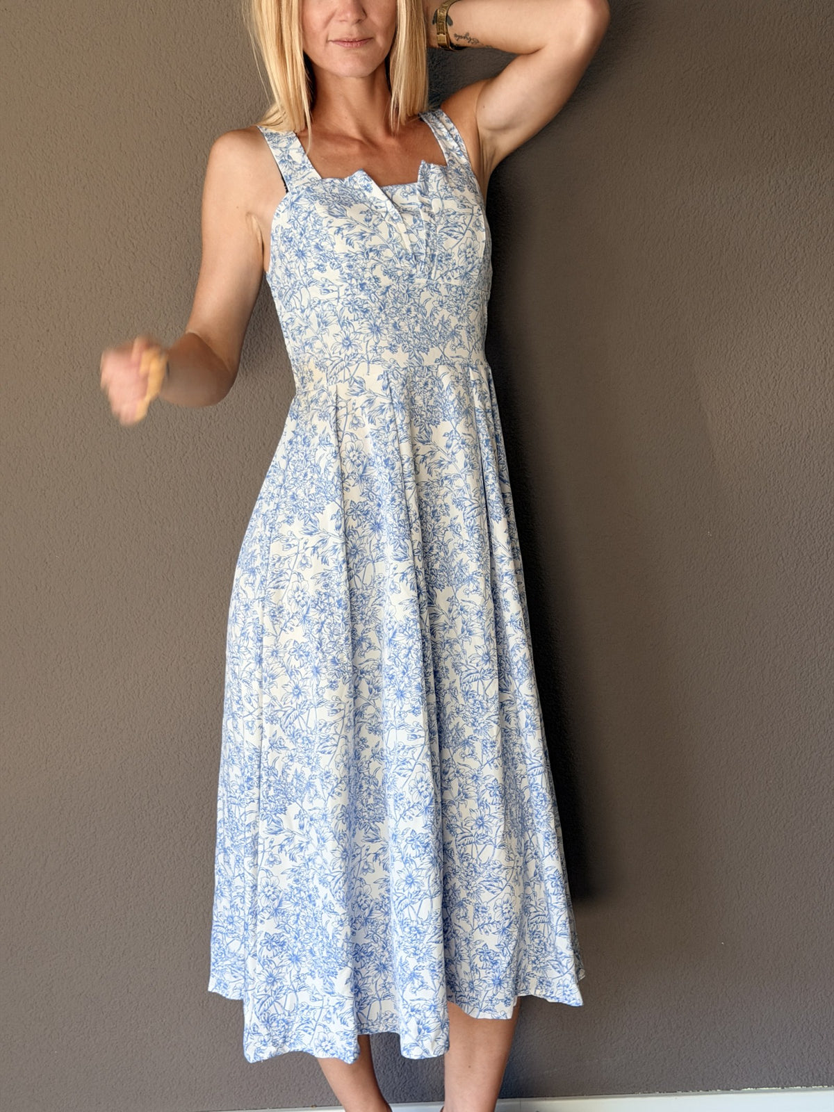 Tati trägt das Midikleid mit Zopfmuster und Blumenprint
